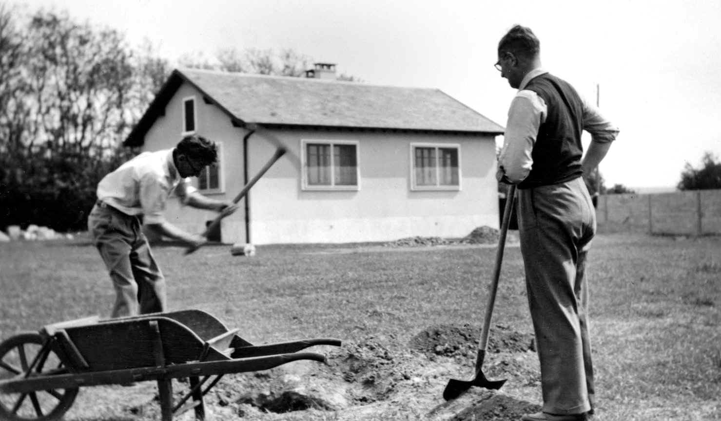 beckett-gardening1.jpg (268715 octets)